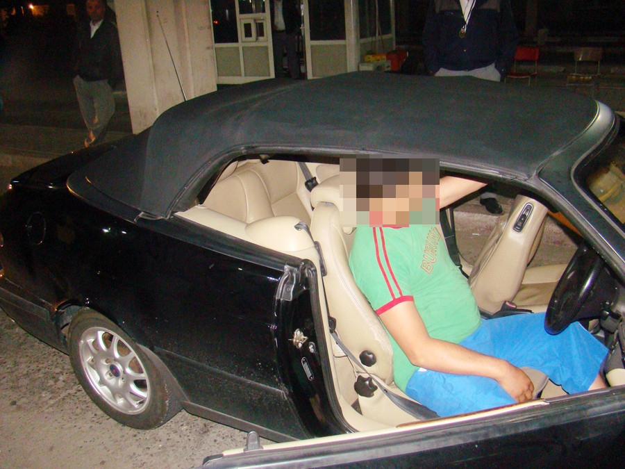 Ce au gasit politistii de frontiera in compartimentul pentru capota al unei masini. "Ne-au dat 400 de euro"