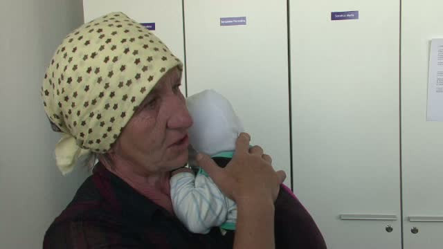 Explicatiile femeii care ar fi incercat sa isi inece fetita de 3 luni intr-un butoi. Sustine ca a vrut doar sa ii faca baie