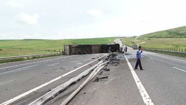Un TIR care transporta lactate s-a rasturnat pe Autostrada A3. Camionul a trecut prin parapeti si a ajuns pe sensul opus