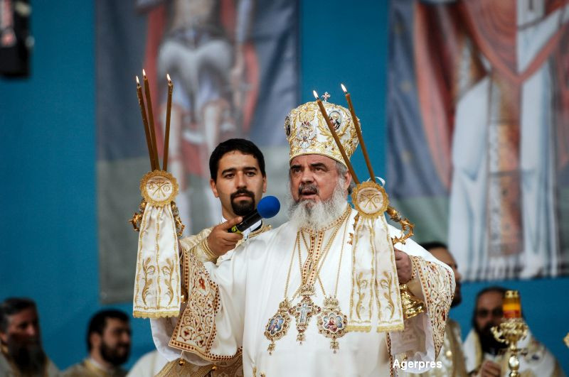 "Avem aceasta datorie". Patriarhul Daniel le cere preotilor sa-si faca pagini de Facebook, dar le transmite si un avertisment
