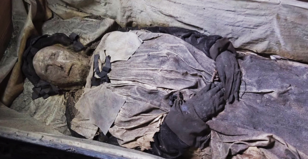 Ce au gasit cercetatorii in mormantul unui episcop mort acum 350 de ani. Nimeni nu are o explicatie