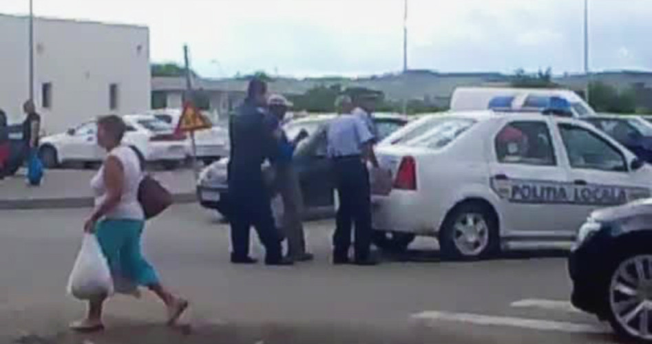 Interventie virala a politistilor din Calan. Ce au facut cu un scandalagiu care nu voia sa urce in masina