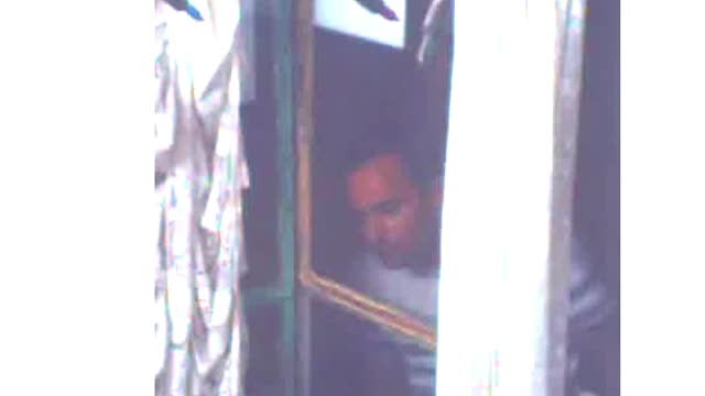 Una din fetitele agresate in lift de un individ din Capitala are crize de epilepsie. Politia il cauta pe agresor