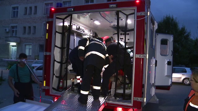 A fost nevoie de 10 militari si o ambulanta pentru victime multiple pentru a-l duce la spital. Misiune grea pentru ISU Buzau