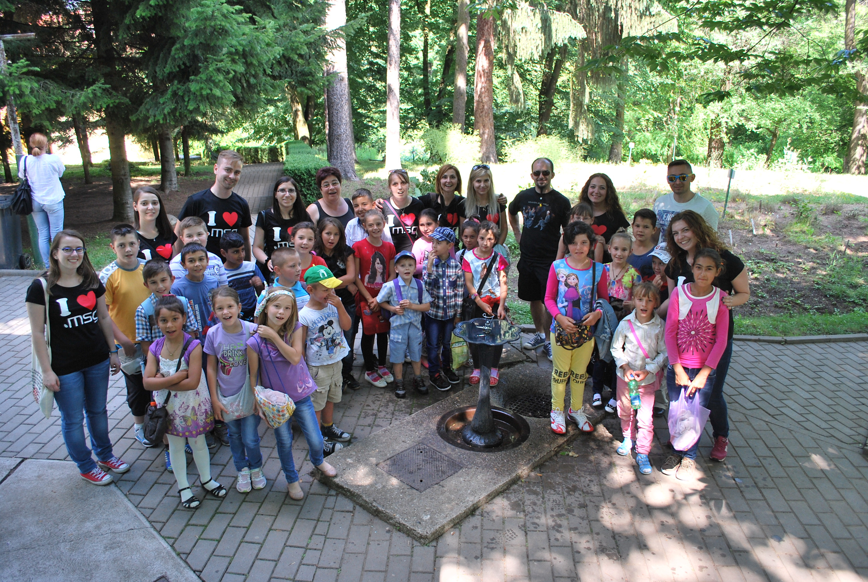 Cand cei mari ii ajuta pe cei mici. 30 de copii de la sate s-au bucurat de o excursie gratuita la sfarsit de an scolar