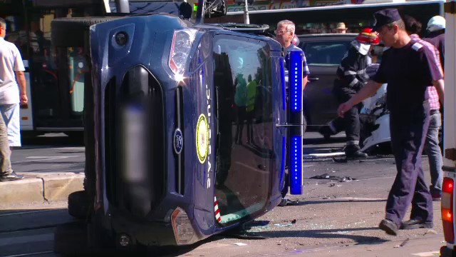 O femeie si copiii sai au ajuns la spital dupa ce masina lor a fost lovita de un autoturism al ANP, care a trecut "pe rosu"