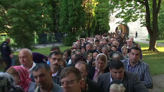 Pelerinaj la moastele Sfantului Ioan ce Nou, la Suceava. Sute de credinciosi s-au rugat pentru sanatate