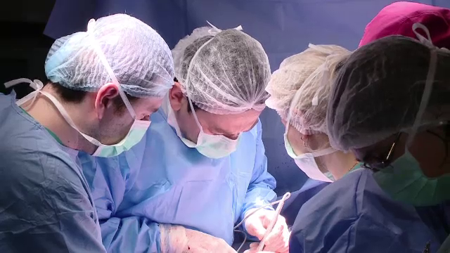 Premiera in medicina: primul transplant de ficat intre purtatori ai virusului HIV. Care sunt, insa, riscurile