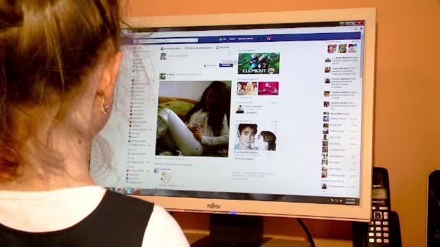 "Ne-am imprietenit pe Facebook, de acolo a pornit totul". Povestile tinerilor care pleaca de-acasa pentru prietenii virtuali