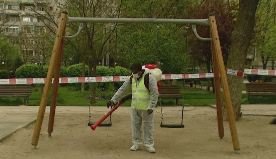 Invazia de capuse din parcurile marilor orase a trimis sute de persoane la spital. Autoritatile locale au o mare problema