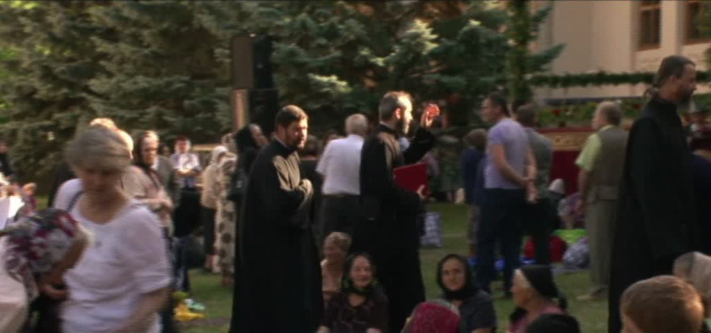 Mii de pelerini din toata tara au venit la Suceava, cu buchete de sanziene in mana. Pentru ce s-au rugat oamenii