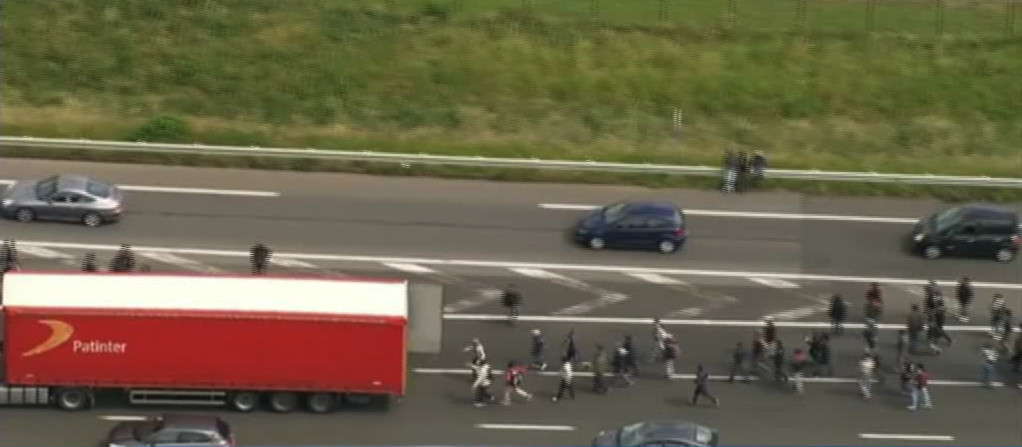 Imigrantii au luat cu asalt TIR-urile intr-un port din Franta din cauza unei greve. Ce sfat le-a dat politia camionagiilor