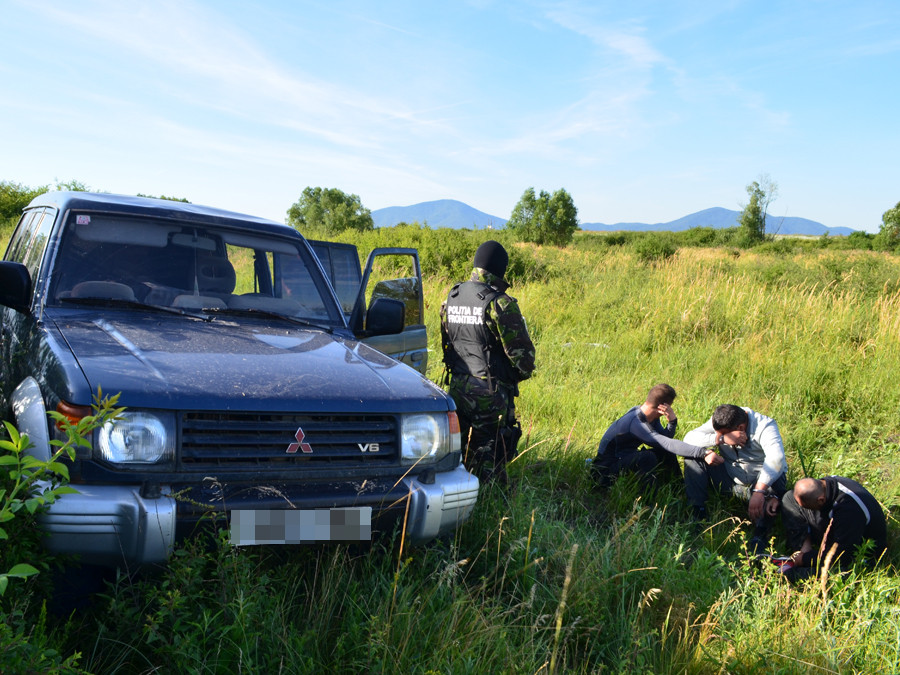 Contrabandisti de tigari, retinuti cu focuri de arma. Printre complicii lor era si fiica unui politist de frontiera
