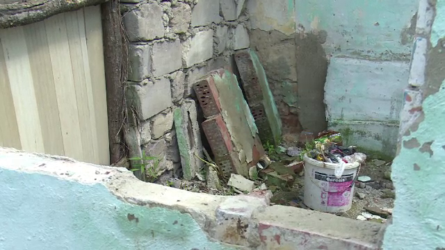 O fetita de 8 ani, zdrobita de un zid din curtea casei. Mama a scapat-o din ochi timp de 10 minute