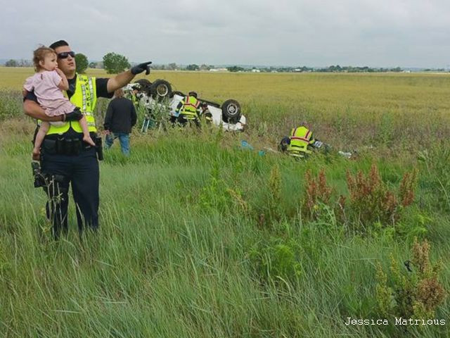 O imagine cat o mie de cuvinte. Ce a facut un politist in momentul in care tatal unei fetite a murit in accident de masina