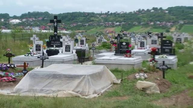 Au dezgropat un barbat mort acum 2 ani si au luat bijuteriile, dar nu s-au oprit aici. Pentru ce au fost retinuti doi tineri