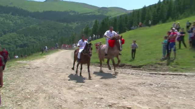 Sanzienele, sarbatorite printr-o traditie veche de 500 de ani. Cursele pe cai de la Straja i-au fascinat pe turisti