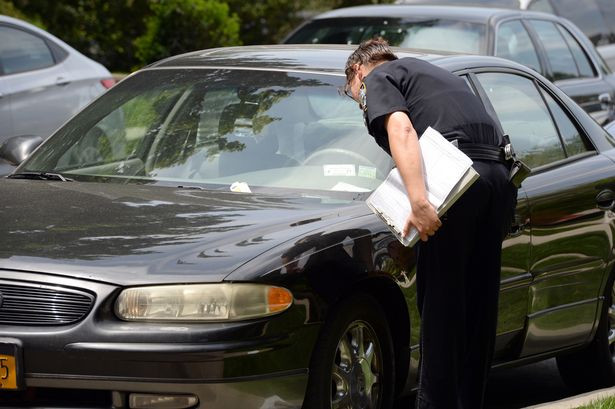 Politistii au lasat amenzi pentru parcare neregulamentara, dar nu au observat nicio clipa detaliul macabru din masina: FOTO