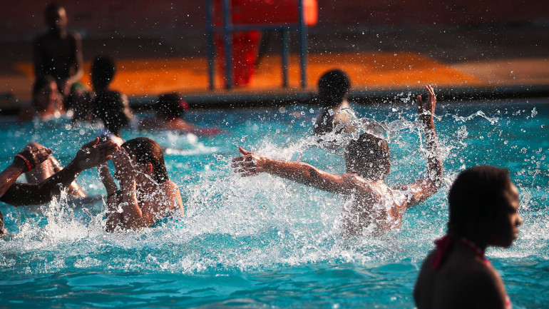 Inrosirea ochilor dupa o baie in piscina este cauzata de urina, nu de clor