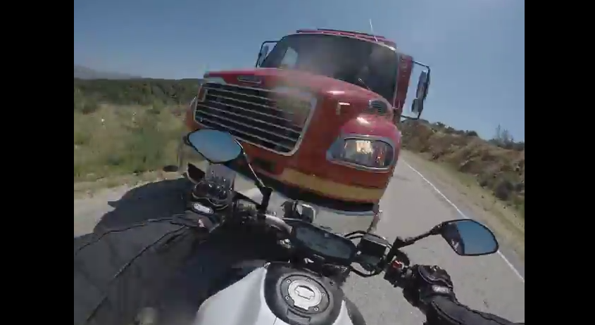 Momentul in care un motociclist s-a izbit de un camion, filmat chiar de camera montata pe casca. VIDEO