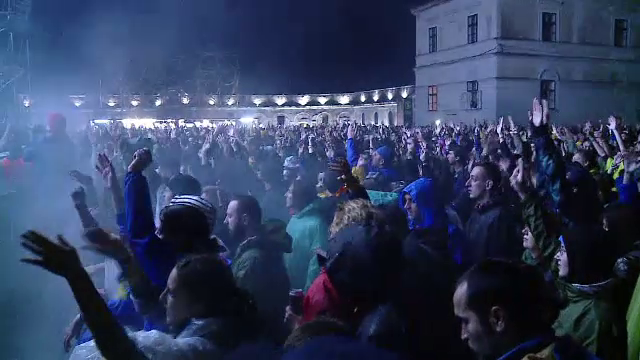 ELECTRIC CASTLE 2015. Organizatorii au intervenit cu vidanja dupa ploile abundente. Tinerii au facut coada la pelerine