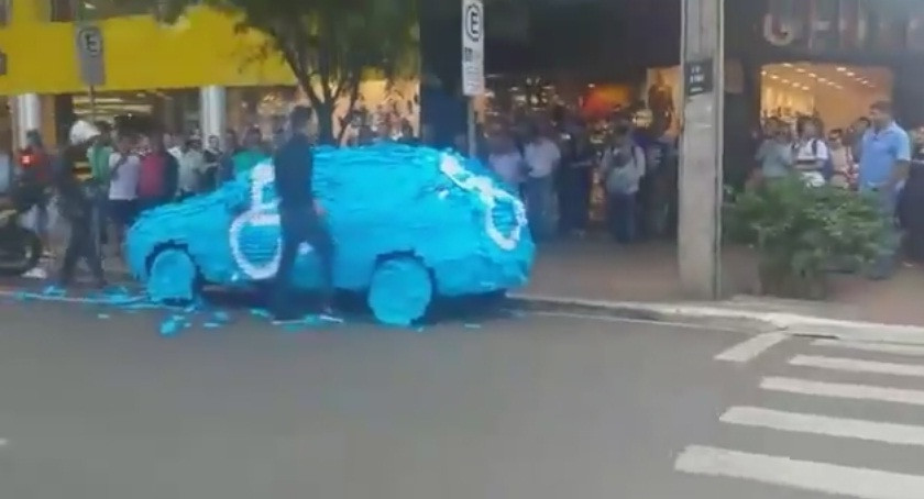 Ce a patit un barbat care a parcat pe locul pentru oameni cu handicap este incredibil! VIDEO