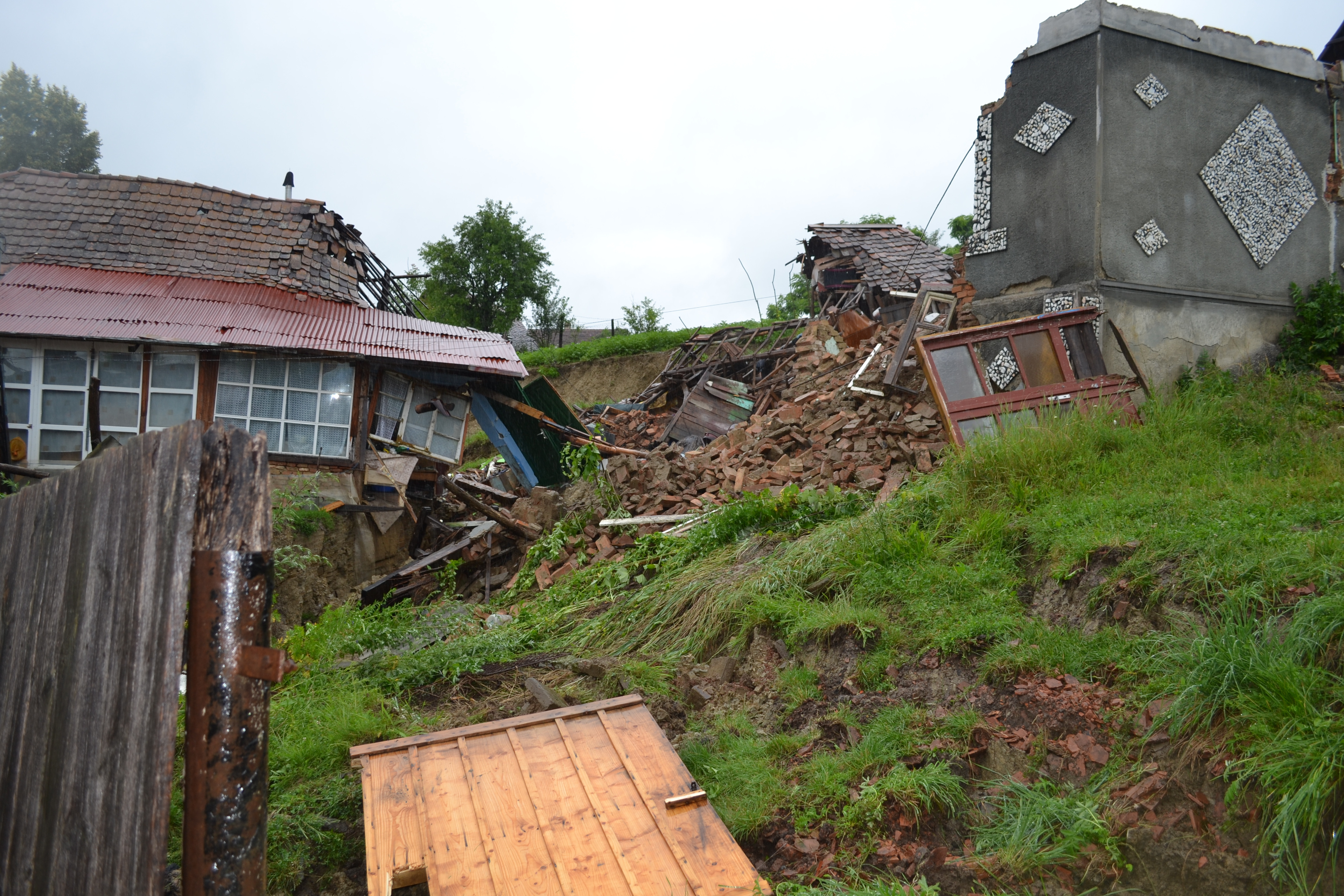 Zeci de persoane au ramas fara case dupa ce pamantul s-a surpat in comuna Apold din judetul Mures