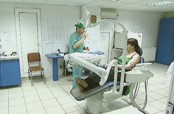 "Consum banii intr-o ora". Cat primeste lunar, de la CNAS, fiecare cabinet stomatologic pentru a oferi "servicii gratuite"