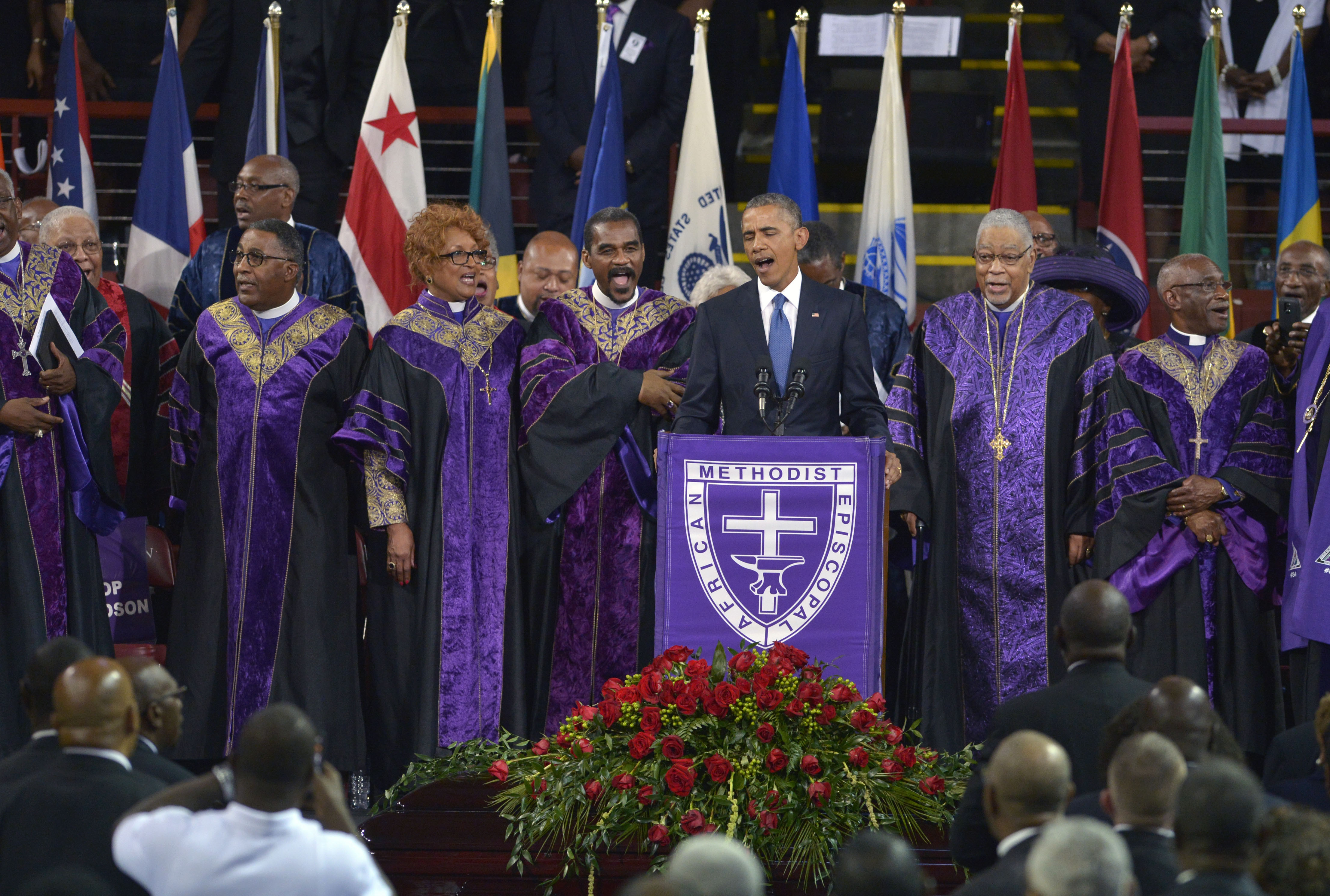 Barack Obama a cantat "Amazing Grace" la funeraliile pastorului impuscat in Charleston. VIDEO