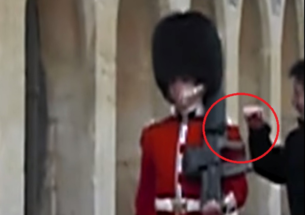 Un clip care te va convinge sa nu atingi niciodata un soldat din Garda Reginei Marii Britanii