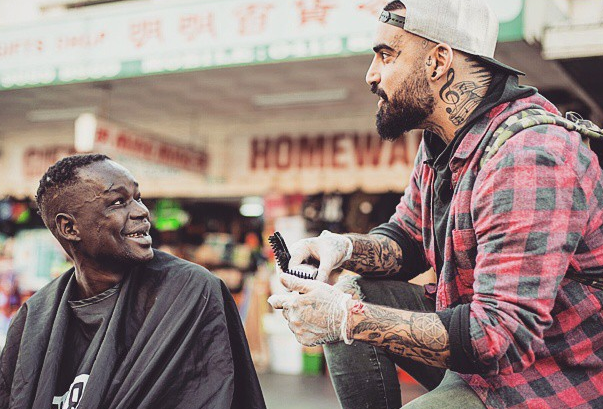 Barbatul care isi petrece singura zi libera din saptamana pe strazi, tunzand persoane fara adapost. Cum a ajuns sa faca asta