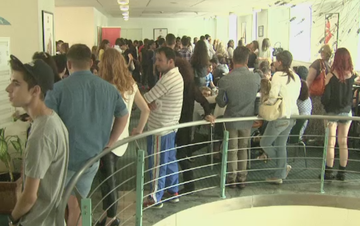 Ultima oprire a caravanei "Vocea Romaniei". Sute de doritori s-au prezentat la preselectiile din Capitala