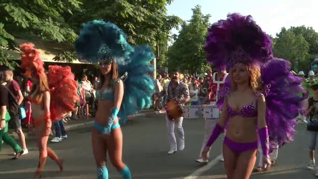 Carnavalul scolilor de salsa la Buzau. Fetele imbracate sumar i-au fermecat pe barbati: "Sunt foarte frumoase"