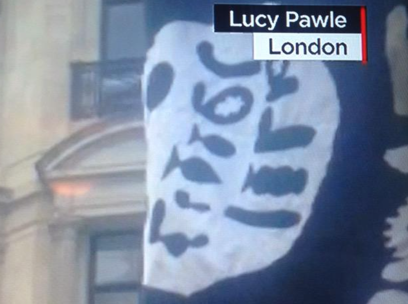 CNN a vazut un steag ISIS in timpul unei parade de pe strazile Londrei. Ce era insa de fapt desenat pe panza neagra