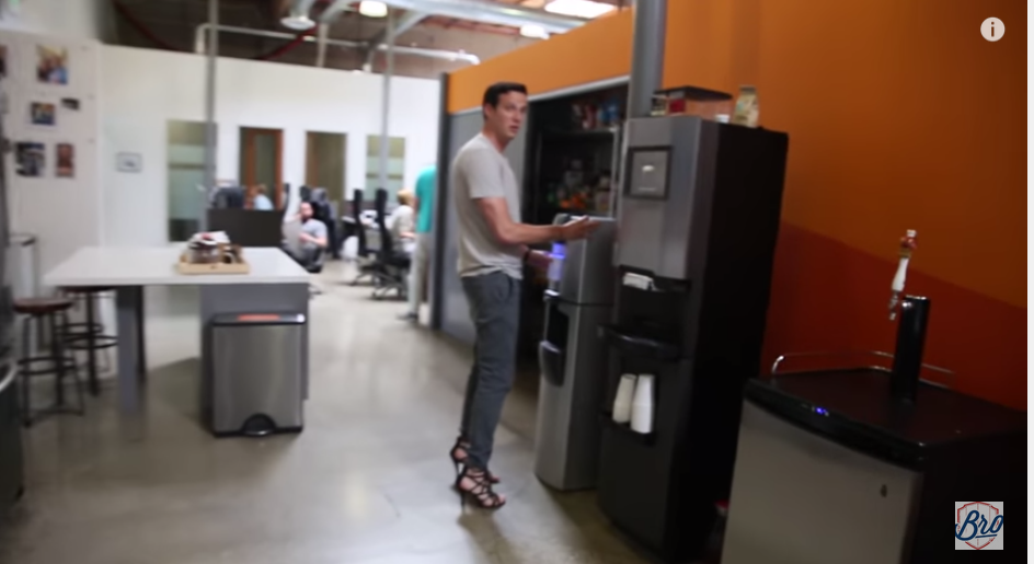 Cele trei cuvinte pe care a mai reusit sa le rosteasca un barbat dupa ce purtat o zi intreaga pantofi cu toc. VIDEO