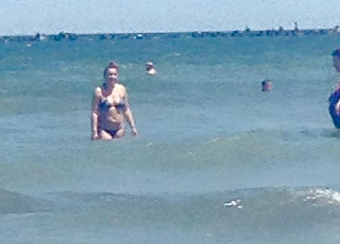 Imaginea zilei vine de la mare. Cum a intrat o turista in apa, de frica hotilor. FOTO