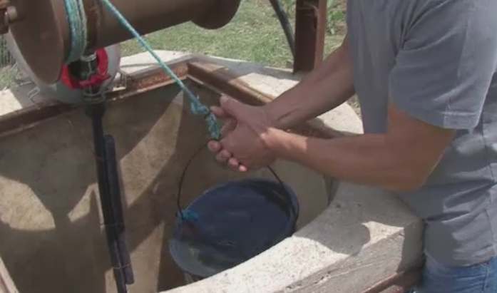 O mie de oameni din Tulcea cara apa de la 2 kilometri, dupa ce fantanile le-au fost otravite de un combinat de alumina