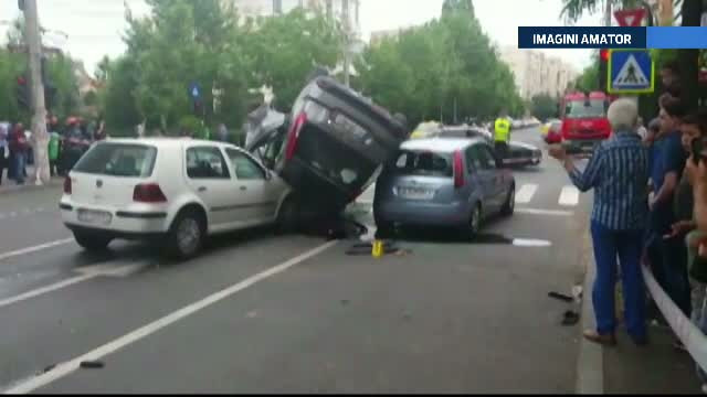 Accident in centrul Capitalei. Un sofer a trecut pe rosu si a lovit violent alte doua masini
