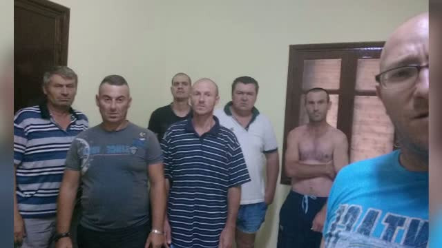 Sapte romani spun ca sunt sechestrati de angajatorul din Libia, care negociaza vanzarea lor. Marturiile sotiilor din tara