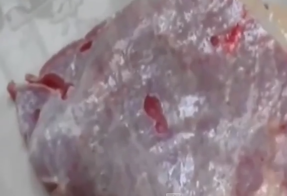 Imaginile care va pot face sa deveniti vegetarieni. O bucata de carne, filmata in timp ce pulsa ca o inima. VIDEO