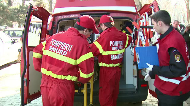 Ambulanta care transporta o pacienta de 15 ani, lovita in intersectie de un sofer neatent. Adolescenta a murit la spital