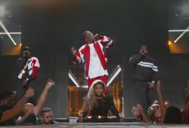 Premiile Black Entertainment Television. P. Diddy a cazut in timp ce canta, iar Nicki Minaj si-a adus mama pe scena