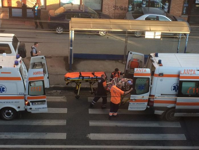 O femeie de 28 de ani, mama a 5 copii, l-a nascut pe cel de-al 6-lea in statia de tramvai. Imagini surprinse in Timisoara