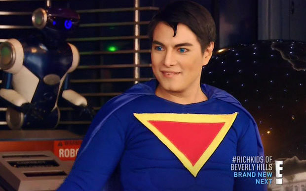 Si-a facut 23 de operatii ca sa arate ca Superman! Cum vrea sa ajunga sa aiba "abdomen de otel"