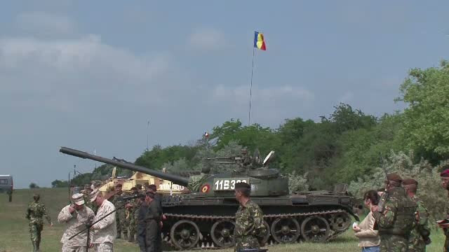 ARMATA ar putea fi reintrodusa din 2016, insa doar pe baza de voluntariat. Cati bani ar putea primi tinerii care se inscriu