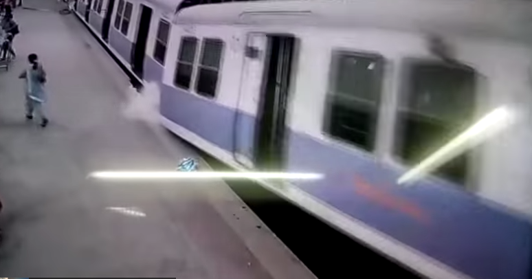 Momentul in care un tren din Mumbai deraiaza chiar la intrarea in statie. Pasagerii au sarit din vagoane de spaima: VIDEO