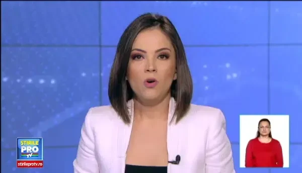 Ambulanta care transporta o pacienta de 15 ani, lovita in intersectie de un sofer neatent. Adolescenta a murit la spital