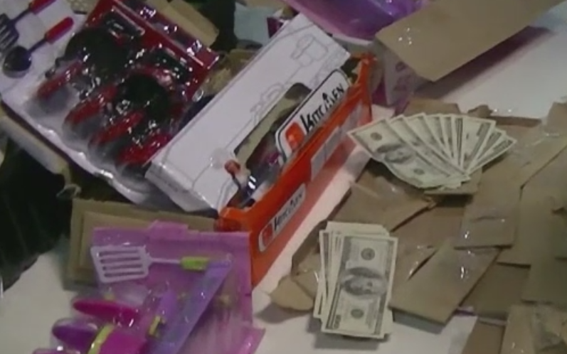 Dolari falsi ascunsi in jucarii, descoperiti pe Aeroportul Buenos Aires. Ce suma au descoperit vamesii in bagajul unui barbat