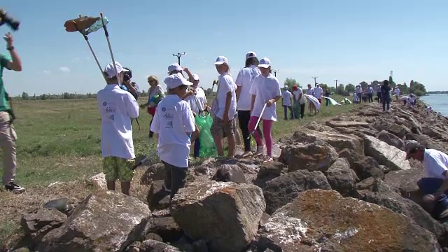 Lectia oferita de 350 de copii. In cateva ore au reusit sa stranga aproape o tona de gunoaie de pe malurile Deltei