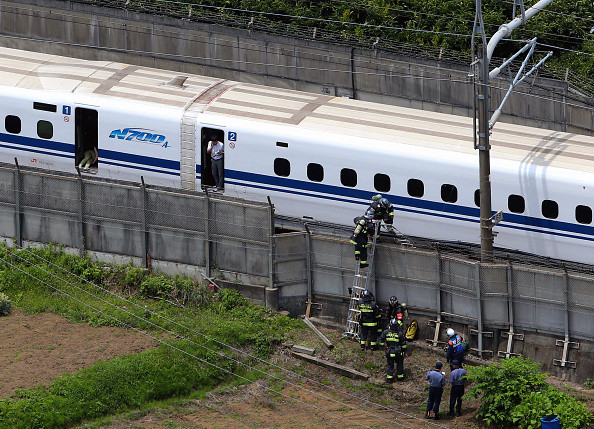 Un barbat si-a dat foc intr-un tren de mare viteza din Japonia. O femeie a facut un stop cardiac cand a vazut scenele